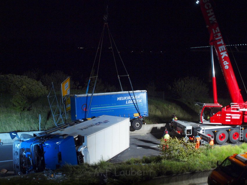 Einsatz BF Koeln PEINGEKLEMMT in Leverkusen P185.JPG